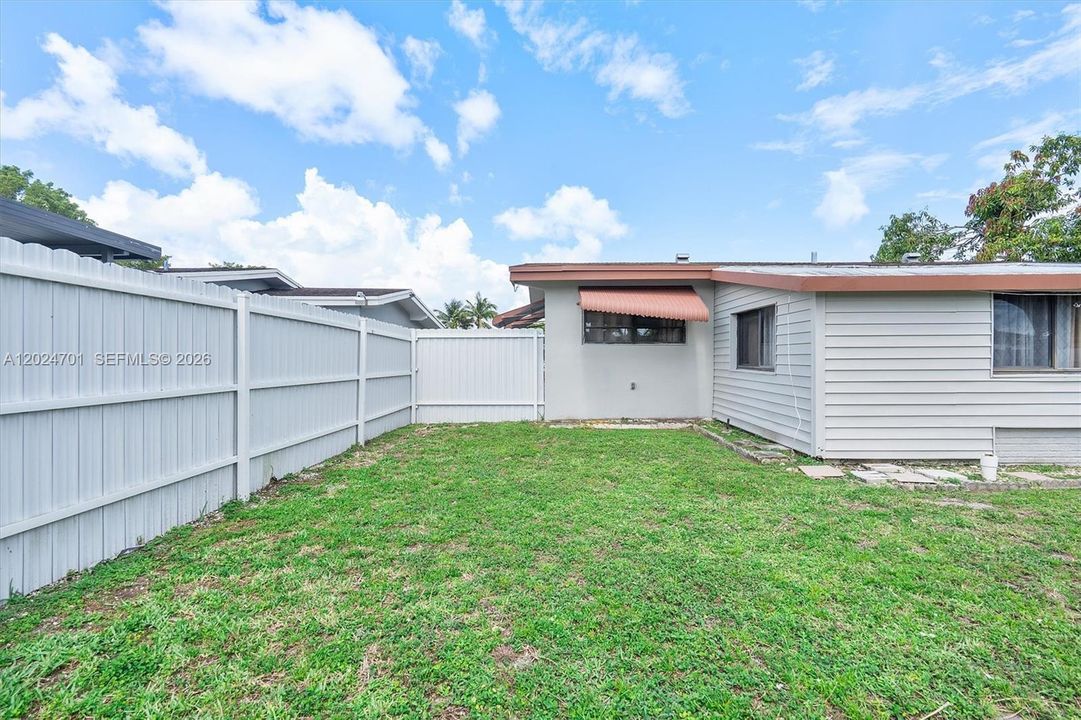 Active With Contract: $350,000 (2 beds, 1 baths, 1048 Square Feet)