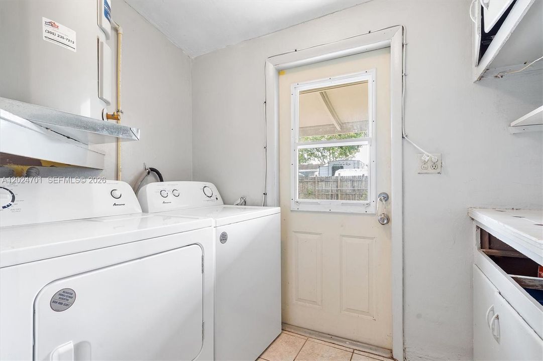 Active With Contract: $350,000 (2 beds, 1 baths, 1048 Square Feet)