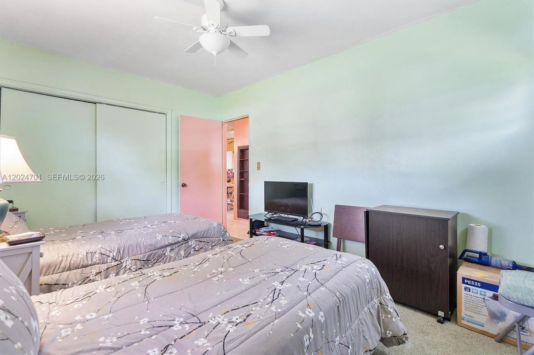 Active With Contract: $350,000 (2 beds, 1 baths, 1048 Square Feet)