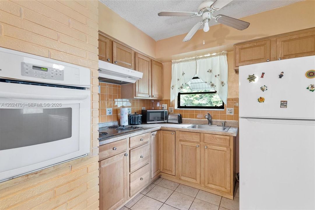 Active With Contract: $350,000 (2 beds, 1 baths, 1048 Square Feet)