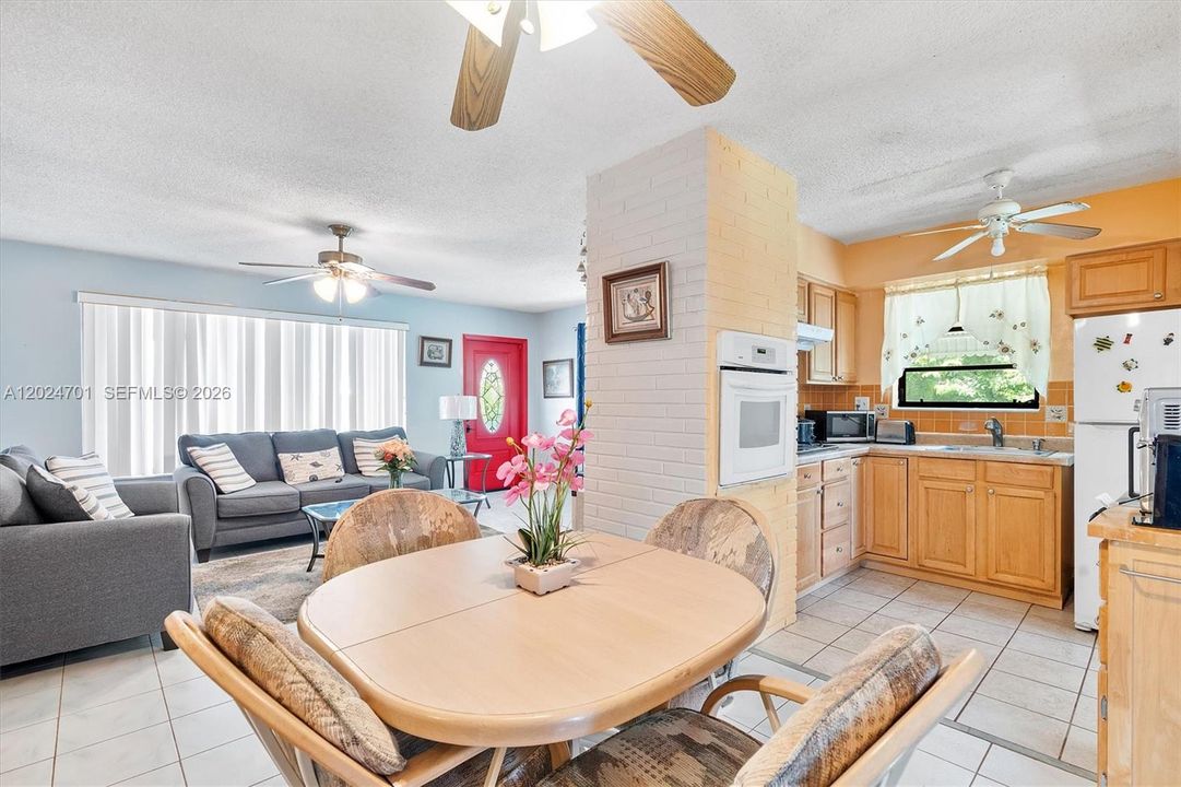 Active With Contract: $350,000 (2 beds, 1 baths, 1048 Square Feet)
