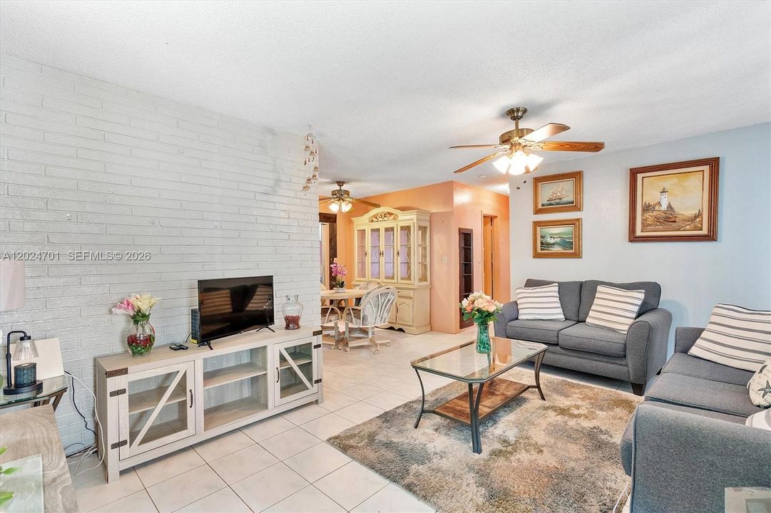 Active With Contract: $350,000 (2 beds, 1 baths, 1048 Square Feet)