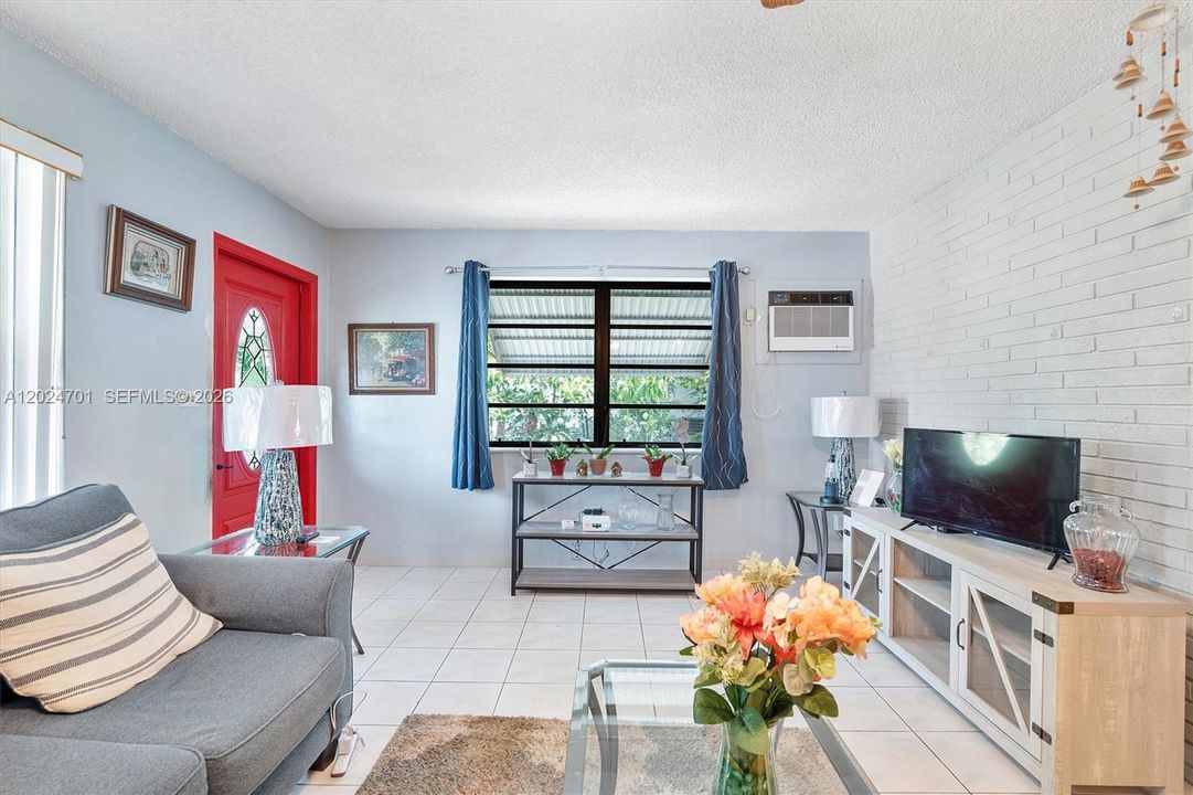 Active With Contract: $350,000 (2 beds, 1 baths, 1048 Square Feet)