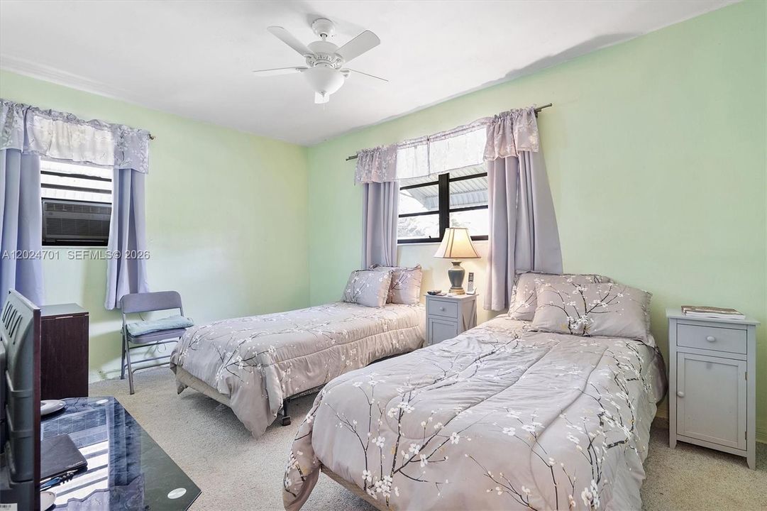 Active With Contract: $350,000 (2 beds, 1 baths, 1048 Square Feet)