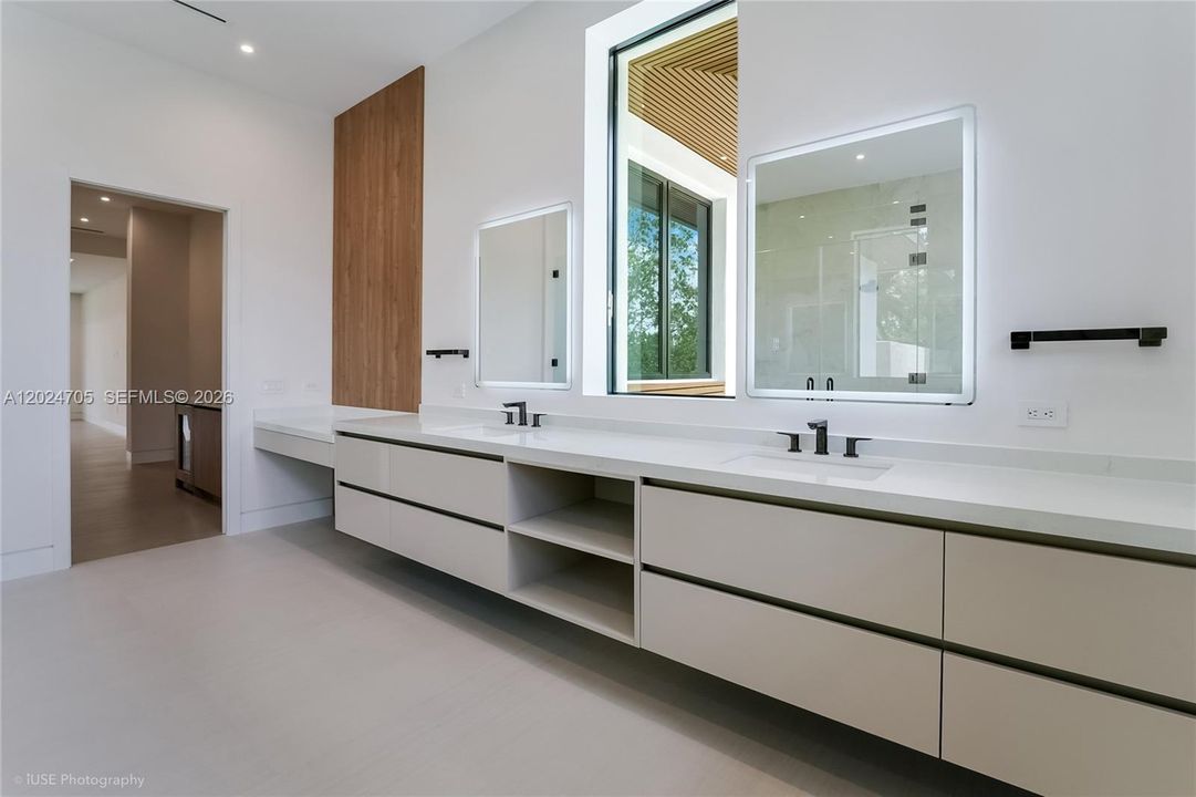 For Sale: $6,250,000 (6 beds, 5 baths, 5200 Square Feet)