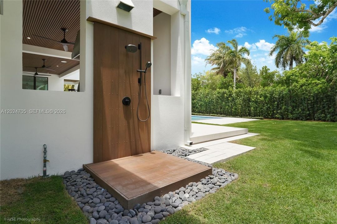 For Sale: $6,250,000 (6 beds, 5 baths, 5200 Square Feet)