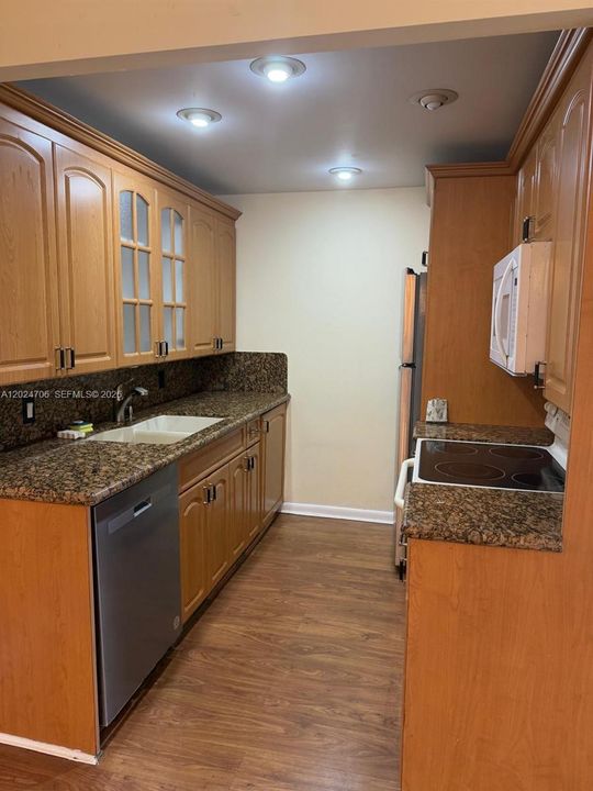For Rent: $1,680 (1 beds, 1 baths, 738 Square Feet)