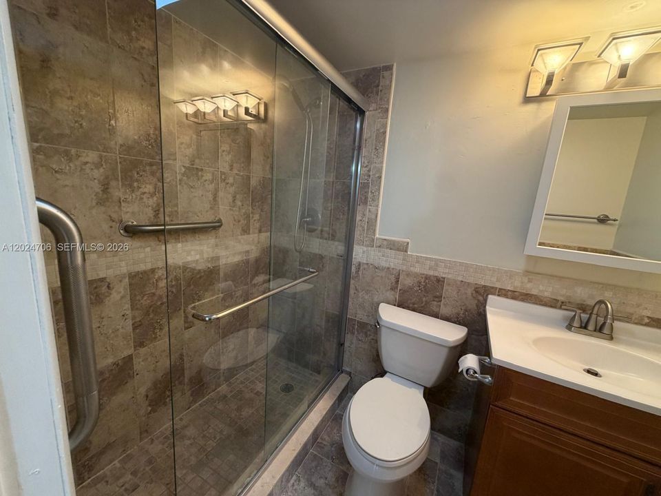 For Rent: $1,680 (1 beds, 1 baths, 738 Square Feet)
