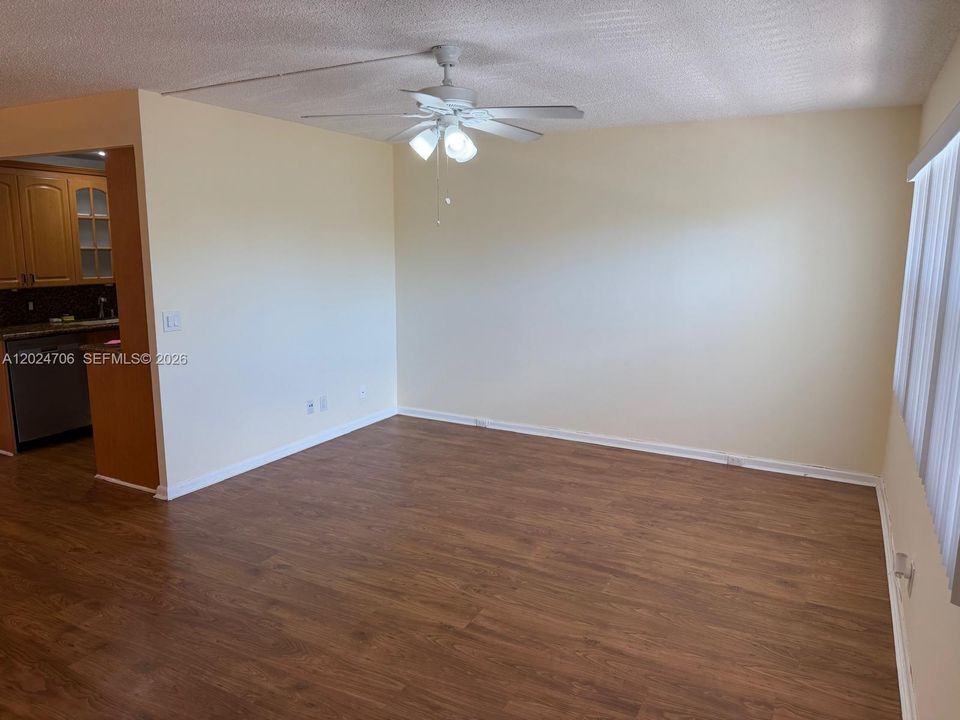 For Rent: $1,680 (1 beds, 1 baths, 738 Square Feet)
