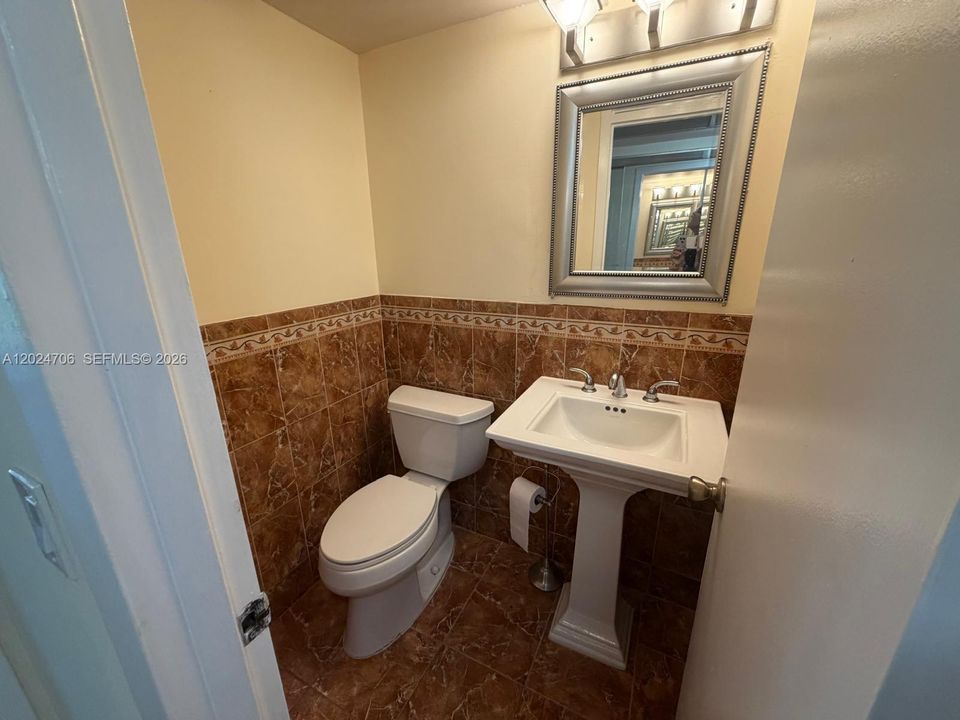 For Rent: $1,680 (1 beds, 1 baths, 738 Square Feet)