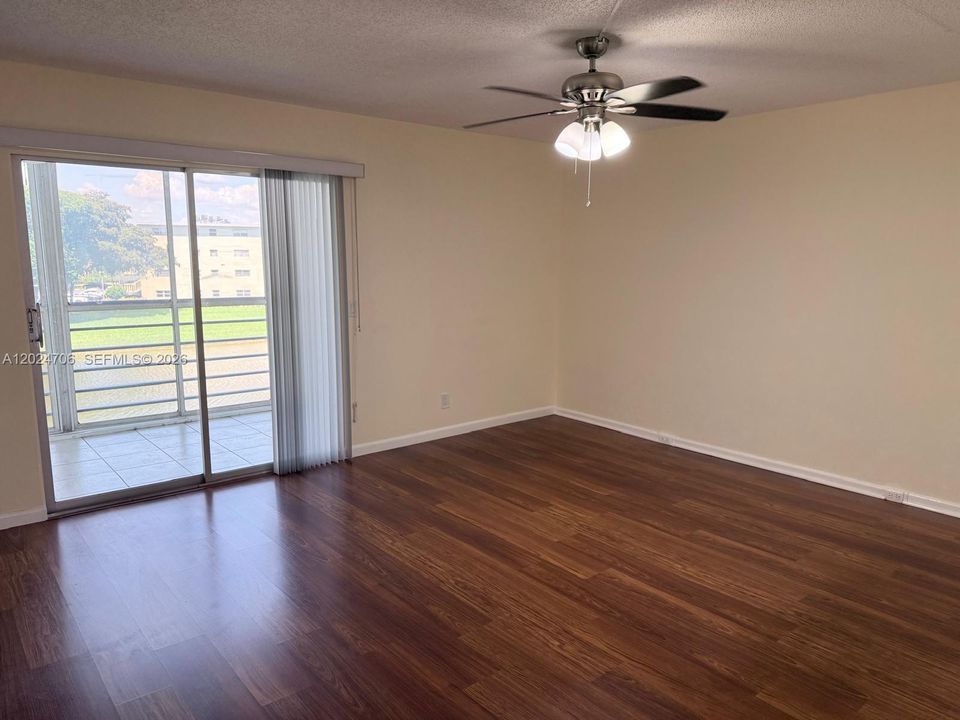 For Rent: $1,680 (1 beds, 1 baths, 738 Square Feet)