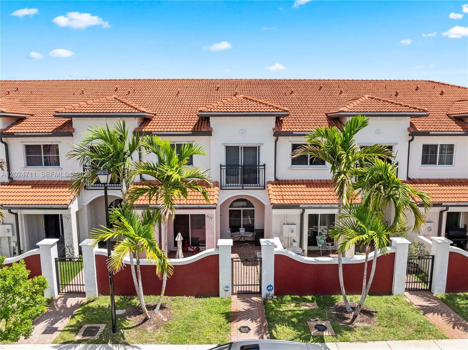 En Venta: $325,000 (2 camas, 2 baños, 1104 Pies cuadrados)