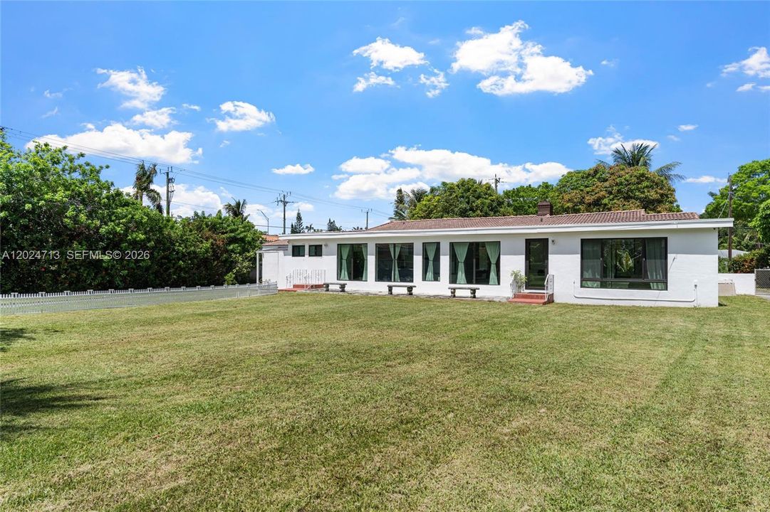 For Sale: $2,150,000 (6 beds, 5 baths, 3633 Square Feet)