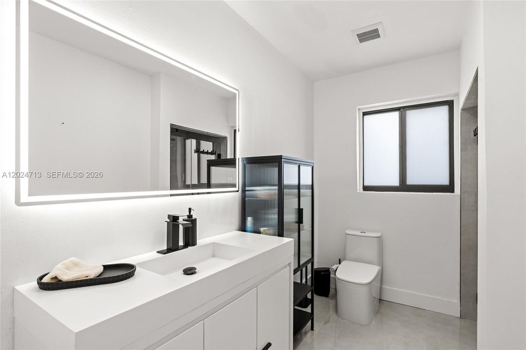 For Sale: $2,150,000 (6 beds, 5 baths, 3633 Square Feet)