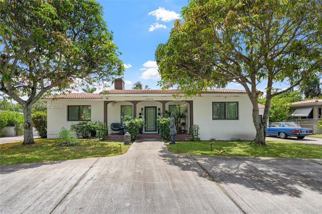 For Sale: $2,150,000 (6 beds, 5 baths, 3633 Square Feet)