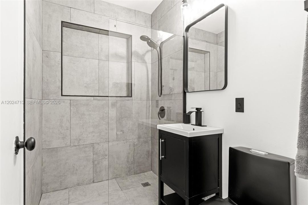 For Sale: $2,150,000 (6 beds, 5 baths, 3633 Square Feet)