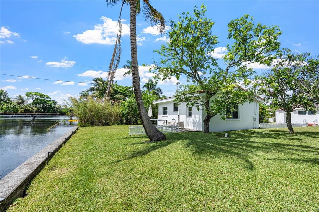 For Sale: $2,150,000 (6 beds, 5 baths, 3633 Square Feet)