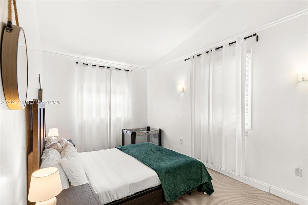 For Sale: $2,150,000 (6 beds, 5 baths, 3633 Square Feet)