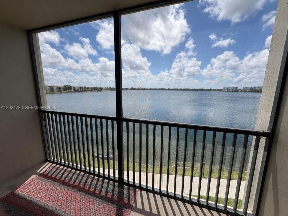 For Rent: $2,450 (2 beds, 2 baths, 920 Square Feet)