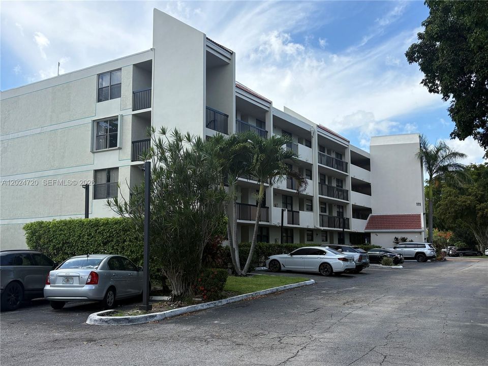 For Rent: $2,450 (2 beds, 2 baths, 920 Square Feet)