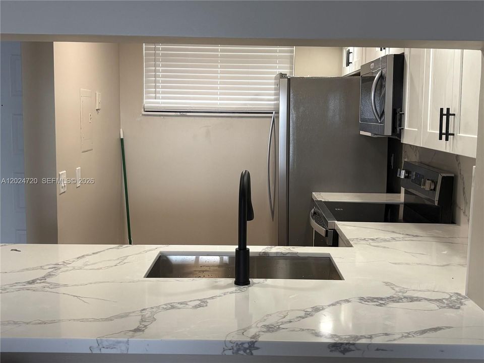 For Rent: $2,450 (2 beds, 2 baths, 920 Square Feet)