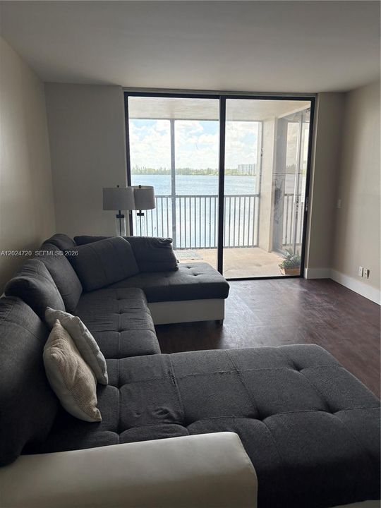 For Rent: $2,450 (2 beds, 2 baths, 920 Square Feet)