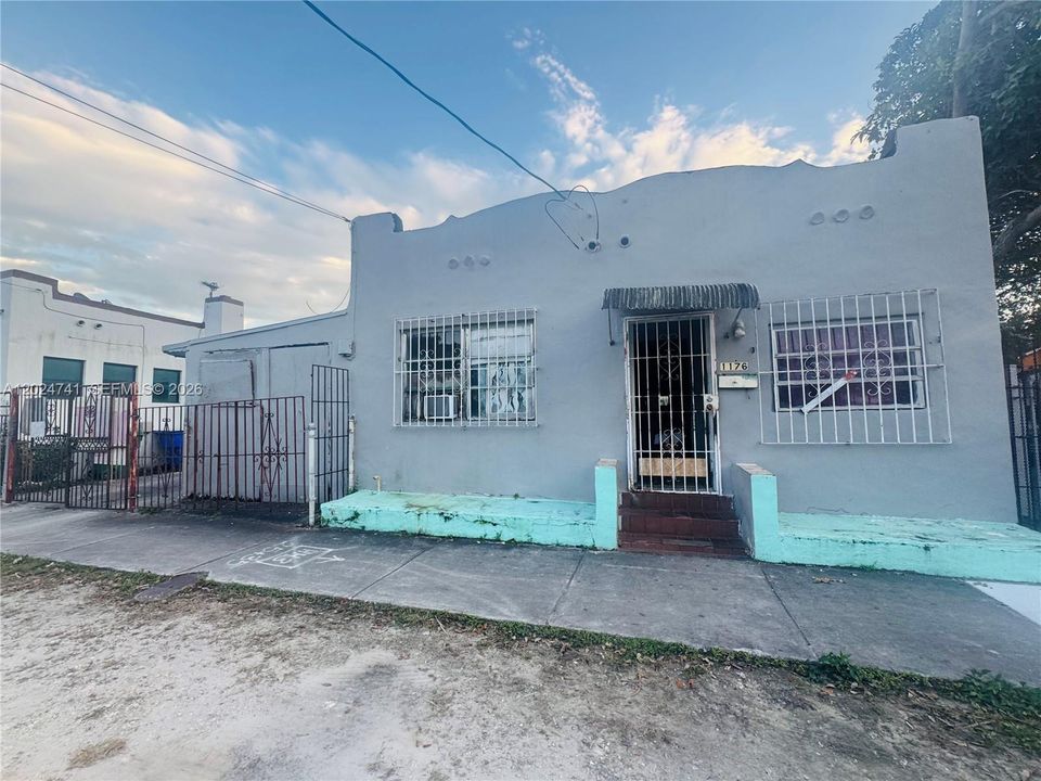 Active With Contract: $185,000 (2 beds, 1 baths, 1400 Square Feet)