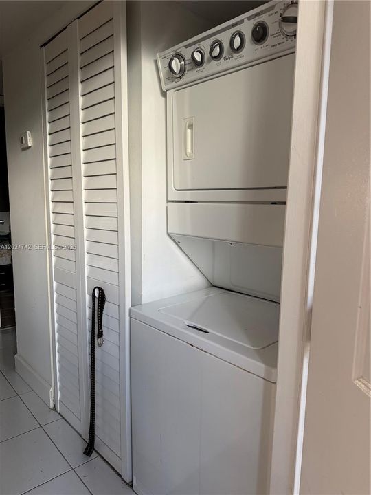 For Sale: $285,000 (2 beds, 2 baths, 800 Square Feet)