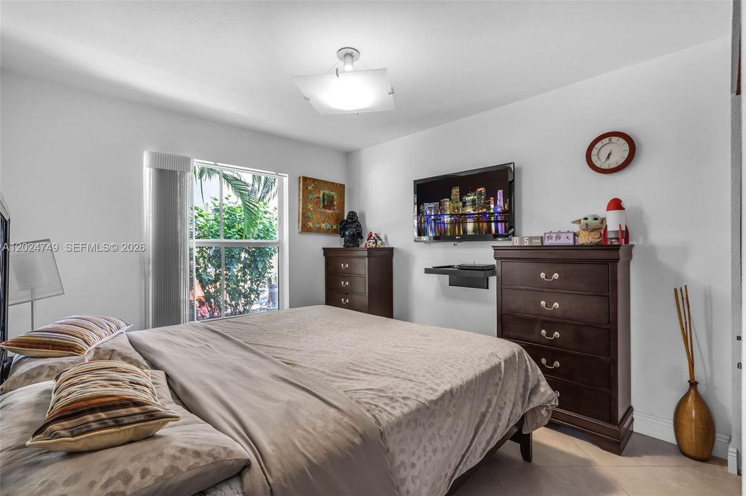 For Sale: $950,000 (4 beds, 2 baths, 2004 Square Feet)