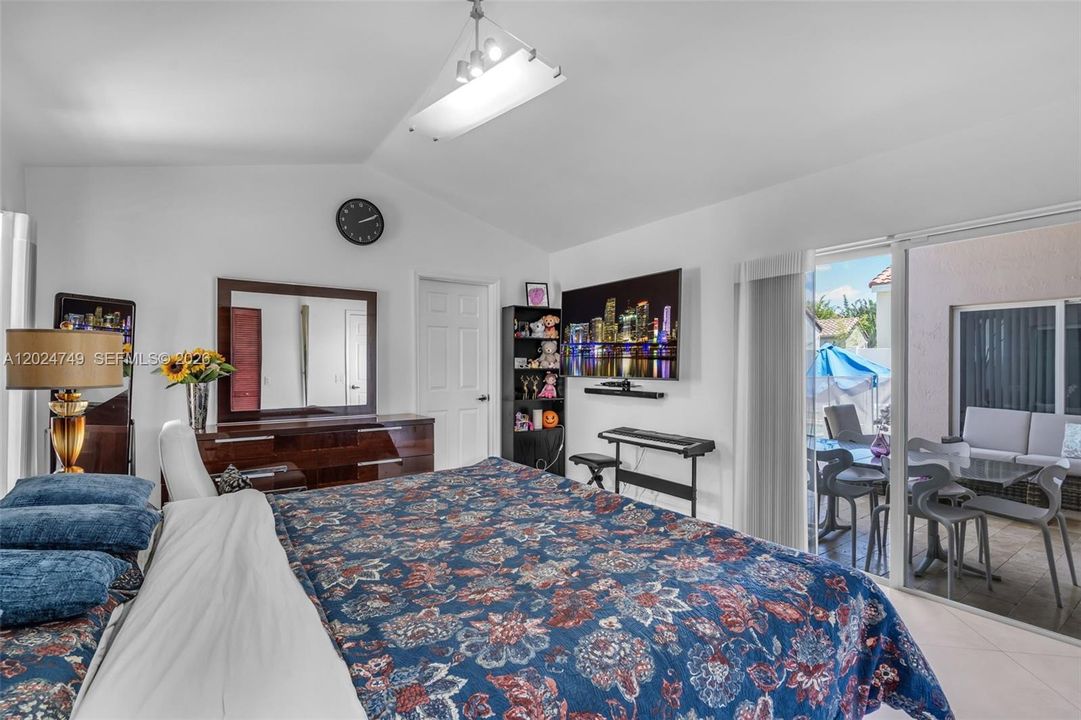 For Sale: $950,000 (4 beds, 2 baths, 2004 Square Feet)