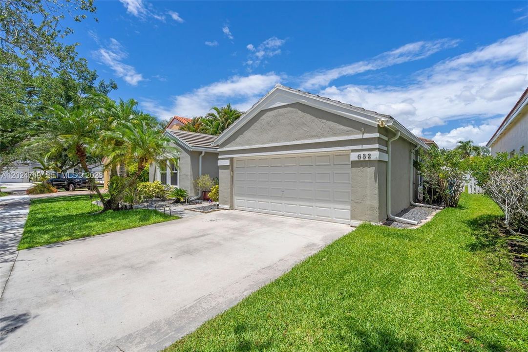 For Sale: $950,000 (4 beds, 2 baths, 2004 Square Feet)