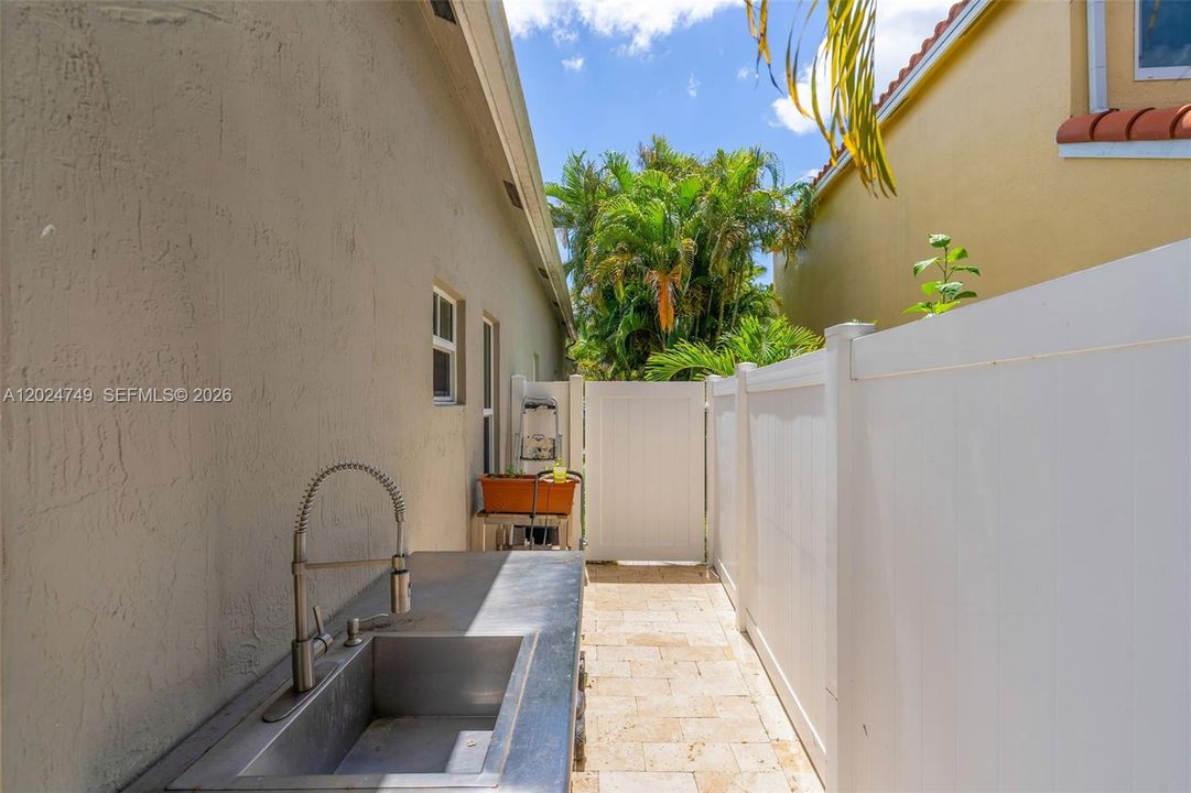 For Sale: $950,000 (4 beds, 2 baths, 2004 Square Feet)