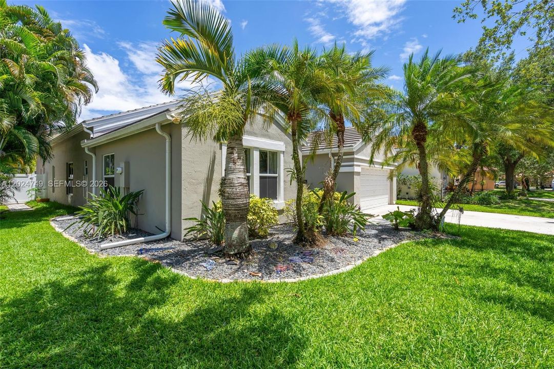 For Sale: $950,000 (4 beds, 2 baths, 2004 Square Feet)