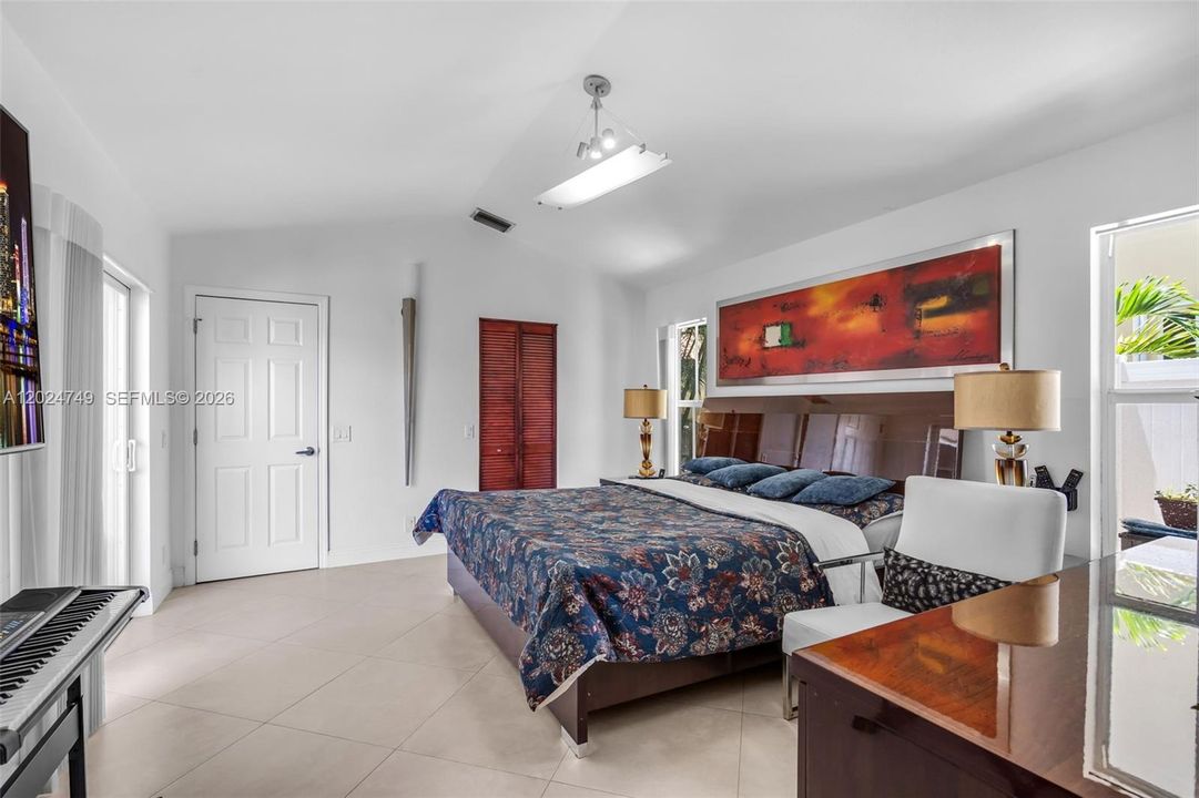 For Sale: $950,000 (4 beds, 2 baths, 2004 Square Feet)