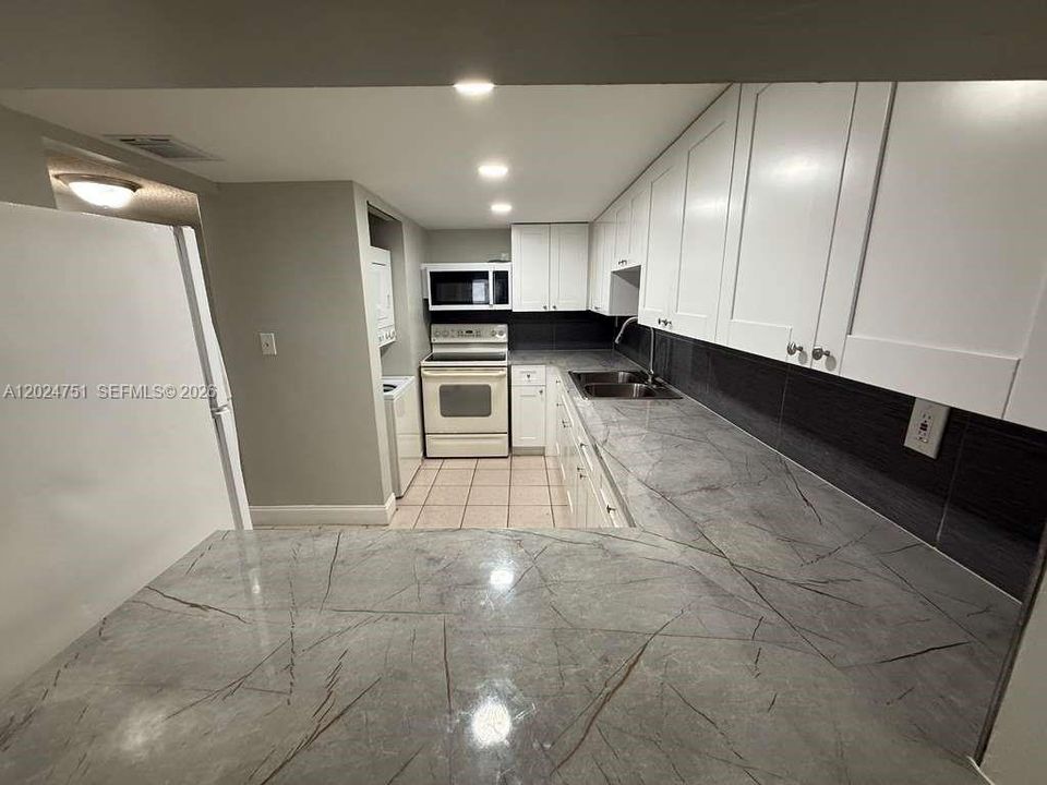 В аренду: $2,200 (2 спален, 2 ванн, 960 Квадратных фут)