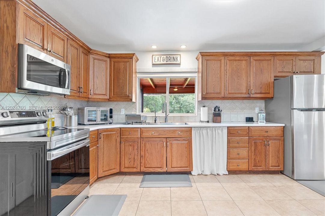 For Sale: $1,850,000 (3 beds, 2 baths, 2421 Square Feet)