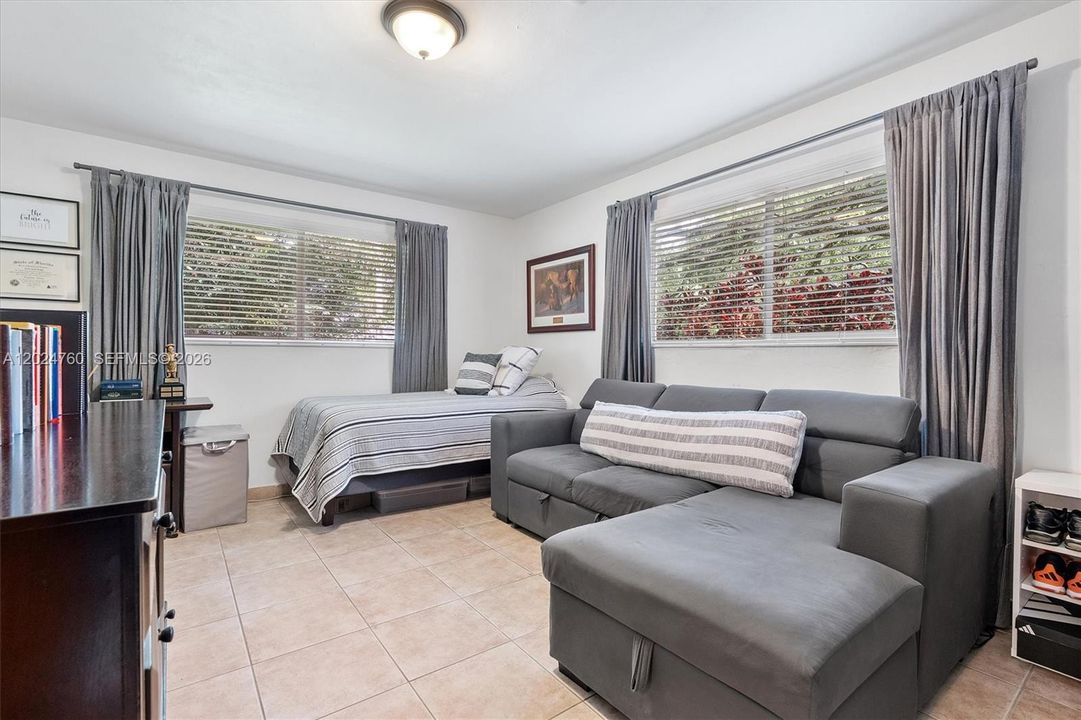 For Sale: $1,850,000 (3 beds, 2 baths, 2421 Square Feet)