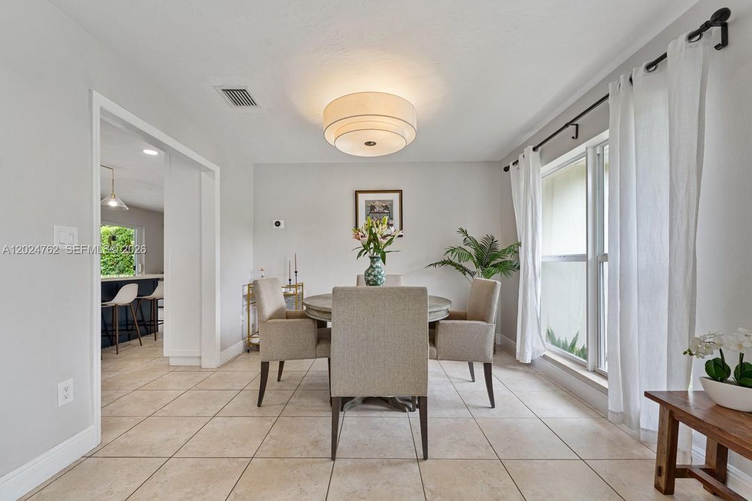 Vendido Recientemente: $950,000 (4 camas, 2 baños, 1873 Pies cuadrados)