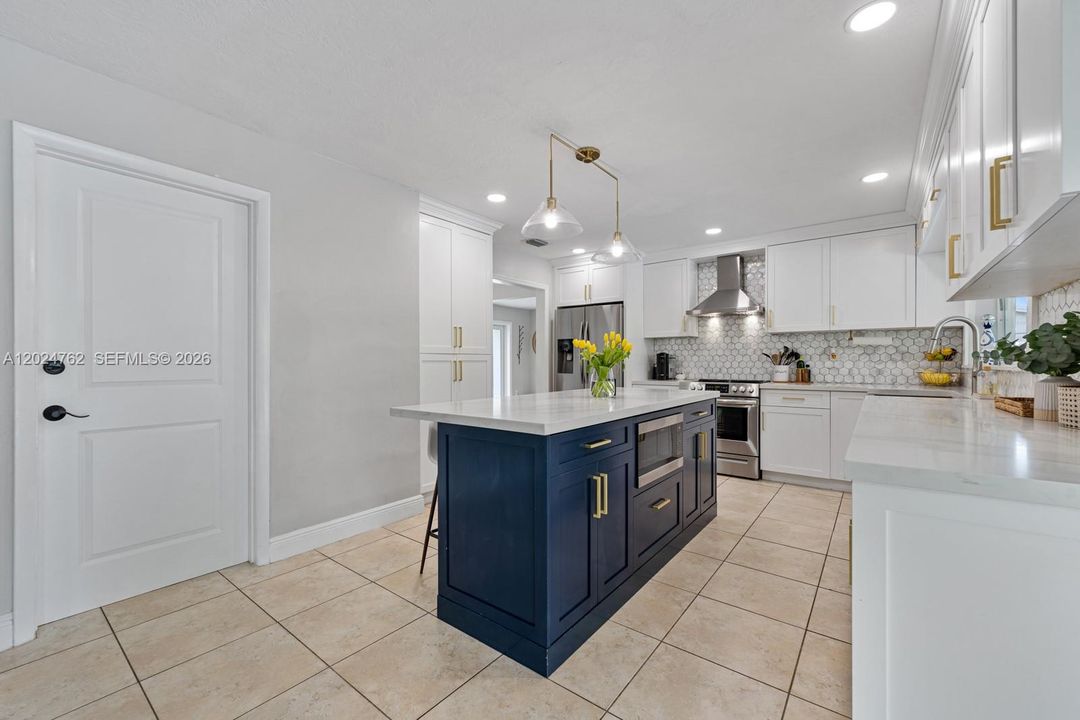 Vendido Recientemente: $950,000 (4 camas, 2 baños, 1873 Pies cuadrados)
