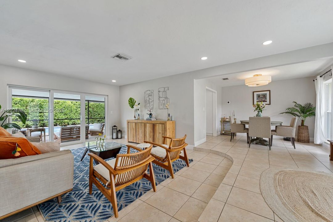 Vendido Recientemente: $950,000 (4 camas, 2 baños, 1873 Pies cuadrados)