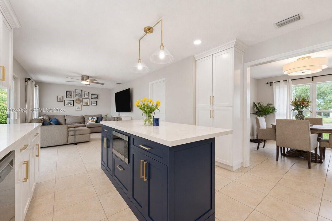 Vendido Recientemente: $950,000 (4 camas, 2 baños, 1873 Pies cuadrados)