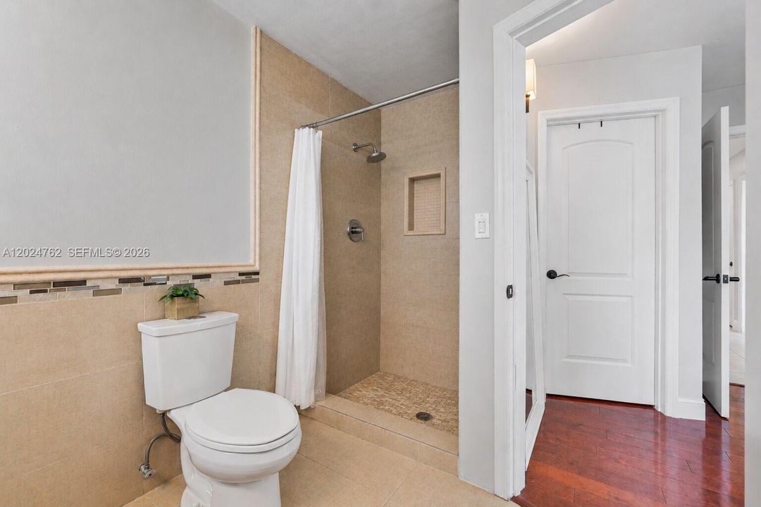 Vendido Recientemente: $950,000 (4 camas, 2 baños, 1873 Pies cuadrados)