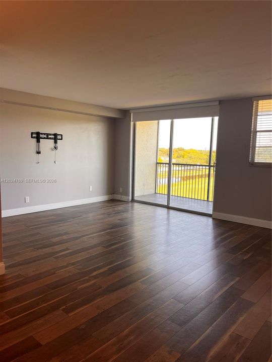 For Rent: $2,000 (1 beds, 1 baths, 900 Square Feet)