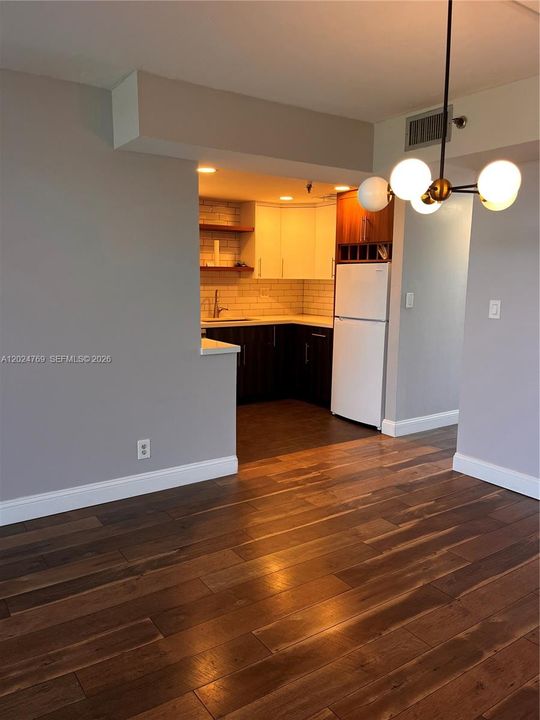 For Rent: $2,000 (1 beds, 1 baths, 900 Square Feet)