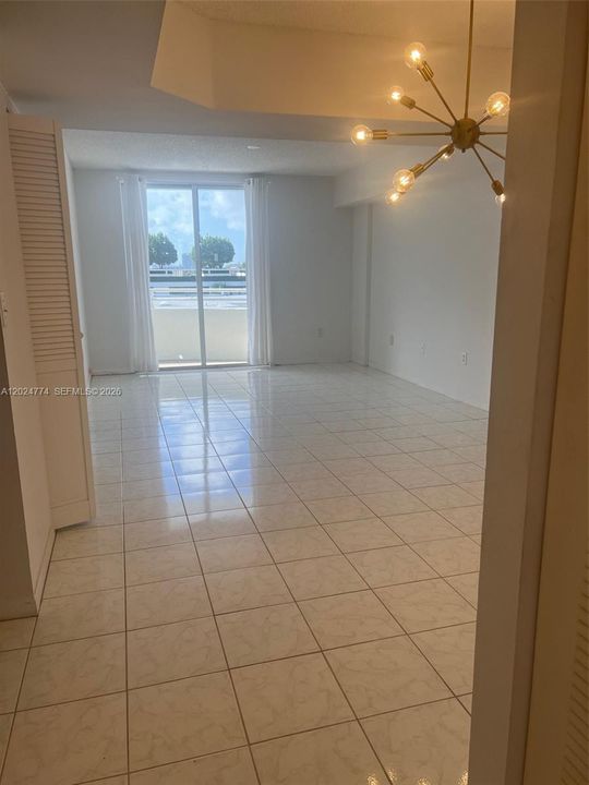 Active With Contract: $2,100 (1 beds, 1 baths, 770 Square Feet)