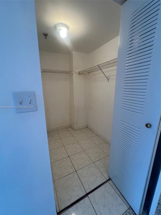 Active With Contract: $2,100 (1 beds, 1 baths, 770 Square Feet)
