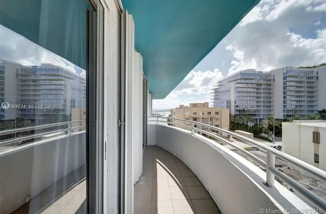 Active With Contract: $2,100 (1 beds, 1 baths, 770 Square Feet)