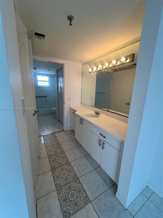 Active With Contract: $2,100 (1 beds, 1 baths, 770 Square Feet)