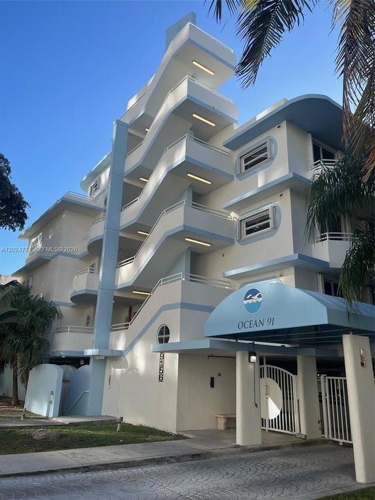 Active With Contract: $2,100 (1 beds, 1 baths, 770 Square Feet)