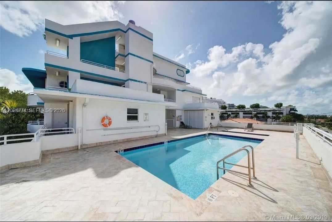 Active With Contract: $2,100 (1 beds, 1 baths, 770 Square Feet)